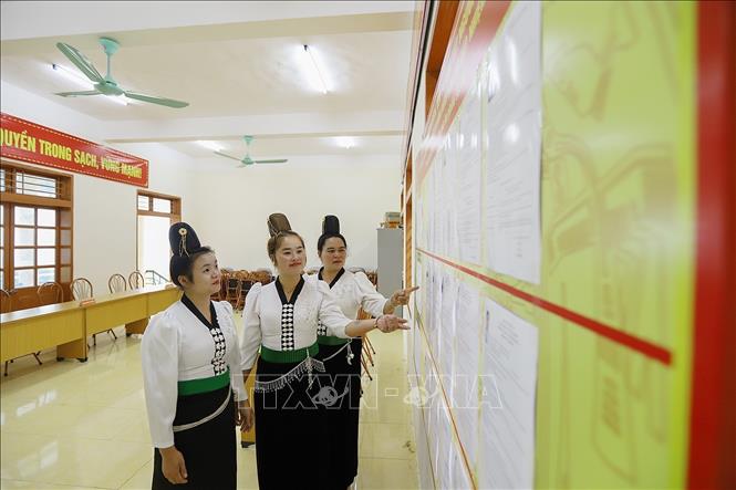 Xem danh sách, tiểu sử tóm tắt của người ứng cử đại biểu Quốc hội khóa XVI và đại biểu HĐND các cấp nhiệm kỳ 2026-2031 tại khu vực bỏ phiếu số 02, đơn vị bầu cử số 01, bản Thống Nhất, xã Mường Sại (Sơn La). Ảnh: Trọng Đạt - TTXVN