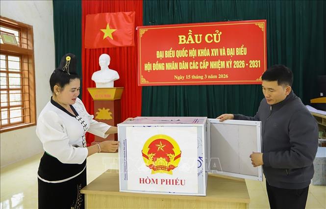 Kiểm tra hòm phiếu tại khu vực bỏ phiếu số 02, đơn vị bầu cử số 01, bản Thống Nhất, xã Mường Sại (Sơn La). Ảnh: Trọng Đạt - TTXVN