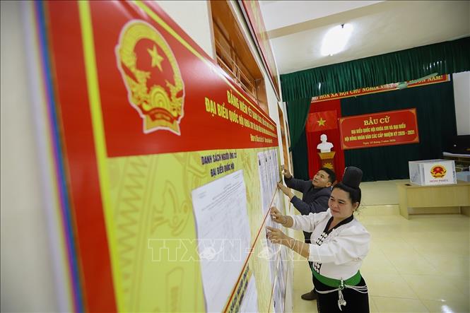 Niêm yết danh sách, tiểu sử tóm tắt của người ứng cử đại biểu Quốc hội khóa XVI và đại biểu HĐND các cấp nhiệm kỳ 2026-2031 tại khu vực bỏ phiếu số 02, đơn vị bầu cử số 01, bản Thống Nhất, xã Mường Sại (Sơn La). Ảnh: Trọng Đạt - TTXVN