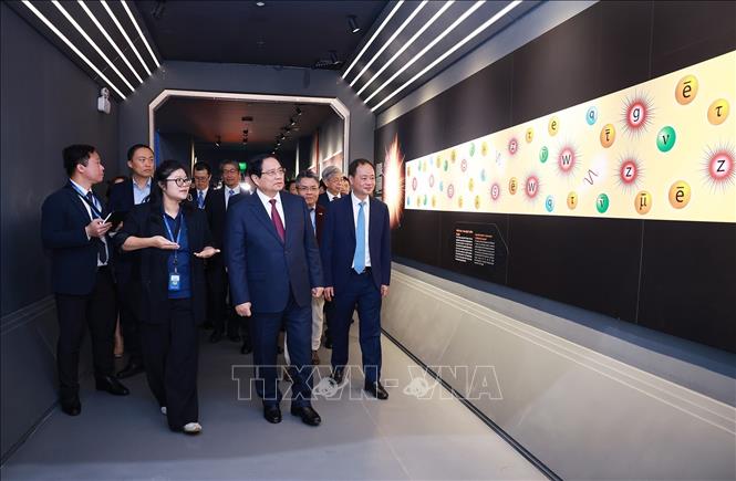 Prime Minister Pham Minh Chinh visits Vietnam Space Centre. VNA Photo: Dương Giang