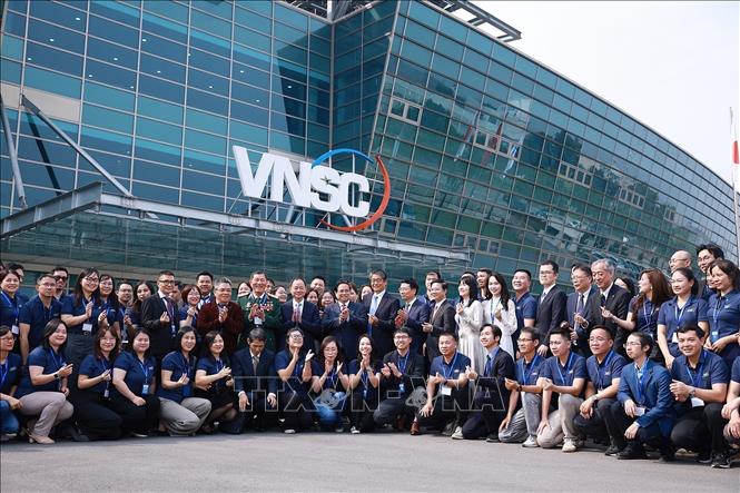 Prime Minister Pham Minh Chinh and delegates pose for a group photo at the inauguration ceremony of the Vietnam Space Centre. VNA Photo: Dương Giang