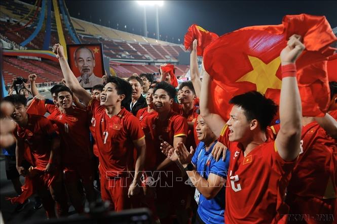 Hình ảnh các cầu thủ U22 Việt Nam hân hoan trong niềm vui chiến thắng trước đội tuyển U22 Thái Lan tại trận chung kết môn Bóng đá nam SEA Games 33 diễn ra tại Thái Lan được phóng viên ảnh ghi lại (12/2025). Ảnh: Minh Quyết - TTXVN