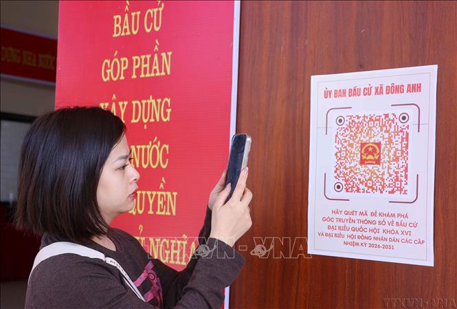 Nhiếp ảnh đóng vai trò quan trọng trong việc đưa các nghị quyết vào đời sống, giúp người dân dễ dàng tiếp nhận, thấu hiểu và tin tưởng vào các chính sách. Trong ảnh: Cử tri quét mã QR bằng điện thoại thông minh để nhanh chóng kiểm tra các thông tin liên quan đến quyền bầu cử đại biểu Quốc hội khóa XVI và đại biểu HĐND các cấp nhiệm kỳ 2026 – 2031. Ảnh: Văn Điệp – TTXVN