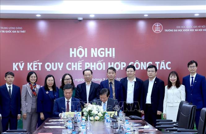 Lễ ký kết Quy chế phối hợp công tác giữa Nhà Xuất bản Chính trị Quốc gia Sự thật và Trường Đại học Khoa học Xã hội và Nhân văn. Ảnh: Phương Thảo/TTXVN phát