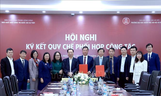 Lễ ký kết Quy chế phối hợp công tác giữa Nhà Xuất bản Chính trị Quốc gia Sự thật và Trường Đại học Khoa học Xã hội và Nhân văn. Ảnh: Phương Thảo/TTXVN phát