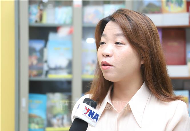 Chị Nguyễn Thị Thu Huyền, Chánh Văn phòng Hội người Việt Nam thủ đô Viêng Chăn, trả lời phỏng vấn phóng viên TTXVN. Ảnh: Xuân Tú - PV TTXVN tại Lào