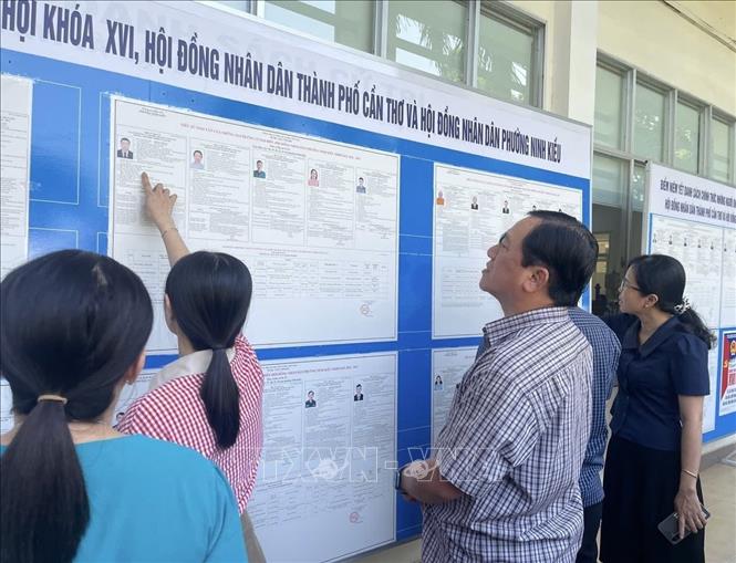 Cử tri phường Ninh Kiều (Cần Thơ) kỳ vọng bầu được những đại biểu đủ đức, đủ tài, đại diện cho ý chí và nguyện vọng của nhân dân. Ảnh: Nguyễn Văn Việt – TTXVN
