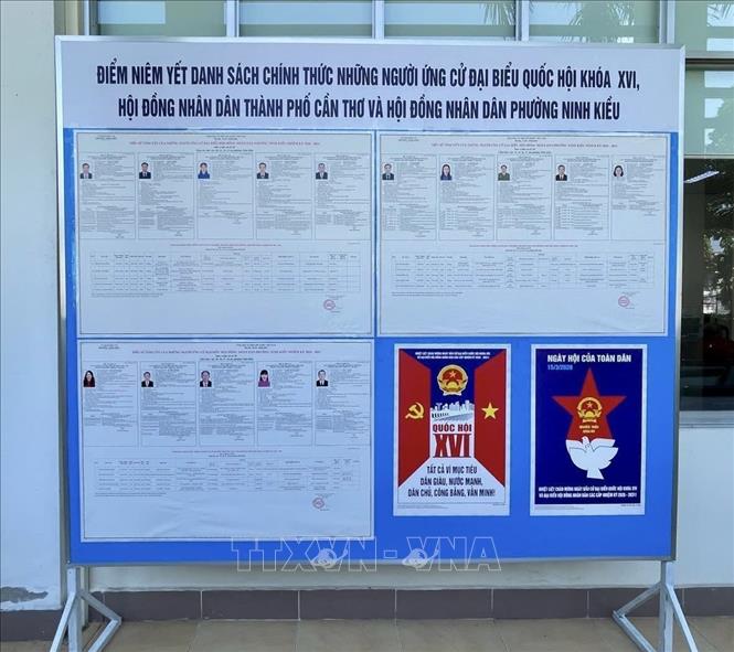 Thông tin các ứng cử viên được niêm yết đúng quy định, thời gian. Ảnh: Nguyễn Văn Việt – TTXVN
