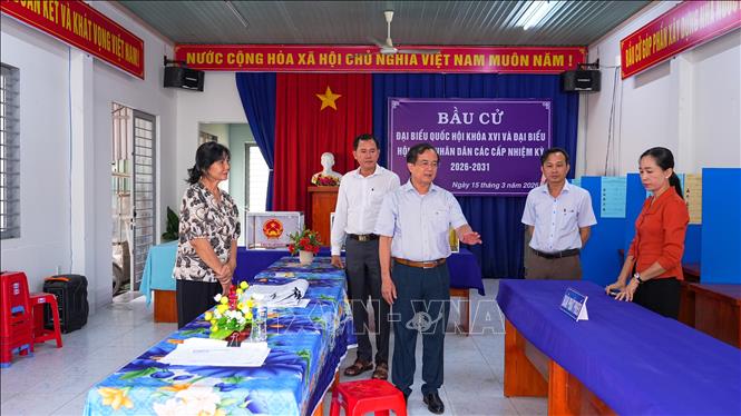 Lãnh đạo tỉnh Tây Ninh kiểm tra thùng phiếu, phiếu bầu và tài liệu tại một điểm bỏ phiếu phường Tân Ninh, bảo đảm đầy đủ trước ngày cử tri đi bỏ phiếu. Ảnh: Thanh Tân - TTXVN