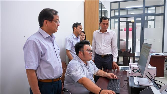 Lãnh đạo tỉnh Tây Ninh kiểm tra công tác chuẩn bị bầu cử tại một điểm bỏ phiếu ở phường Tân Ninh. Ảnh: Thanh Tân - TTXVN