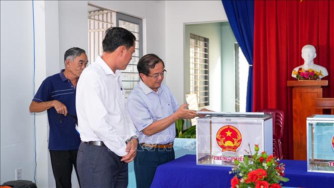 Lãnh đạo tỉnh Tây Ninh kiểm tra thùng phiếu, phiếu bầu và tài liệu tại một điểm bỏ phiếu phường Tân Ninh, bảo đảm đầy đủ trước ngày cử tri đi bỏ phiếu. Ảnh: Thanh Tân - TTXVN