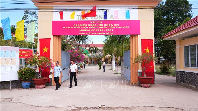 Các địa phương trong tỉnh Tây Ninh đã hoàn tất việc rà soát danh sách và in khoảng 2,4 triệu thẻ cử tri, phát đến người dân tham gia bầu cử. Ảnh: Thanh Tân - TTXVN