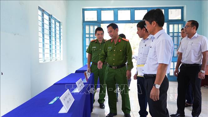 Trên toàn tỉnh Tây Ninh có 1.664 khu vực bỏ phiếu được Công an tỉnh Tây Ninh bố trí lực lượng bảo vệ, bảo đảm an ninh trật tự trước và trong ngày bầu cử. Ảnh: Thanh Tân - TTXVN