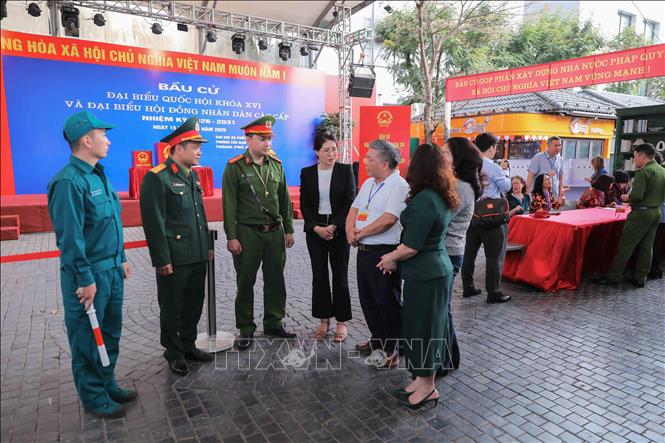 Lực lượng công an phường Cửa Nam và Ban Chỉ huy Quân sự các cấp phối hợp với chính quyền địa phương vào cuộc từ sớm, triển khai nhiều biện pháp cụ thể, sát thực tế địa bàn, bảo đảm tuyệt đối an ninh, an toàn ngày bầu cử. Ảnh: Phan Phương – TTXVN