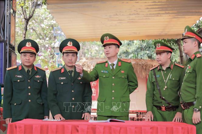 Để bảo đảm an ninh, an toàn cho ngày bầu cử, Công an phường Cửa Nam và Ban Chỉ huy Quân sự phường đã phối hợp chặt chẽ từ sớm, triển khai đồng bộ các phương án, kế hoạch sát thực tế địa bàn. Ảnh: Phan Phương – TTXVN