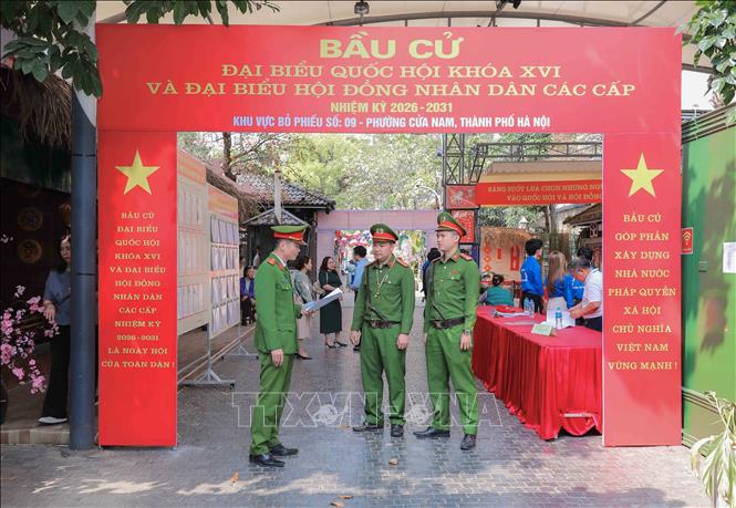 Sau buổi tập huấn, lực lượng công an phường Cửa Nam tổ chức rút kinh nghiệm, đánh giá lại từng nội dung triển khai; đồng thời tăng cường phối hợp, hiệp đồng chặt chẽ để bảo đảm các phương án được thực hiện nhịp nhàng, hiệu quả trong ngày bầu cử. Ảnh: Phan Phương – TTXVN