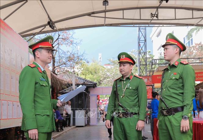 Sau buổi tập huấn, lực lượng công an phường Cửa Nam tổ chức rút kinh nghiệm, đánh giá lại từng nội dung triển khai; đồng thời tăng cường phối hợp, hiệp đồng chặt chẽ để bảo đảm các phương án được thực hiện nhịp nhàng, hiệu quả trong ngày bầu cử. Ảnh: Phan Phương – TTXVN