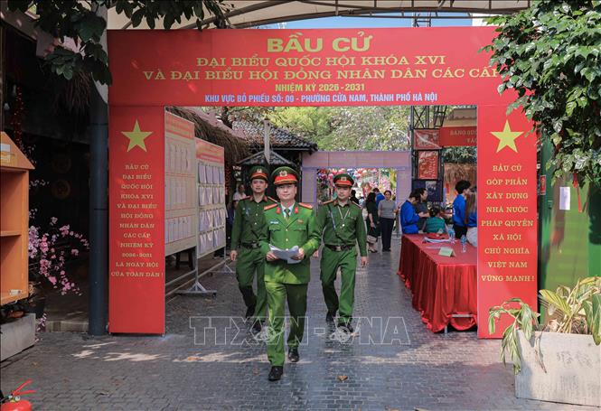 Lực lượng công an phường Cửa Nam vào cuộc từ sớm, triển khai nhiều biện pháp cụ thể, sát thực tế địa bàn, bảo đảm tuyệt đối an ninh, an toàn ngày bầu cử. Ảnh: Phan Phương – TTXVN