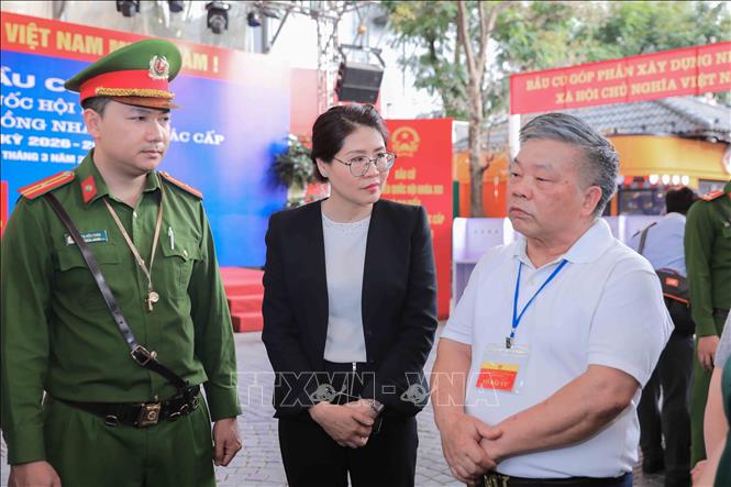 Lãnh đạo phường Cửa Nam kiểm tra công tác chuẩn bị tại các đơn vị bỏ phiếu trên địa bàn, bảo đảm sẵn sàng cho ngày bầu cử. Ảnh: Phan Phương – TTXVN