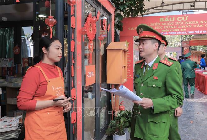 Công an phường Cửa Nam tăng cường tuyên truyền, vận động các hộ dân nâng cao ý thức chấp hành quy định, góp phần bảo đảm an ninh, an toàn phục vụ ngày bầu cử. Ảnh: Phan Phương – TTXVN