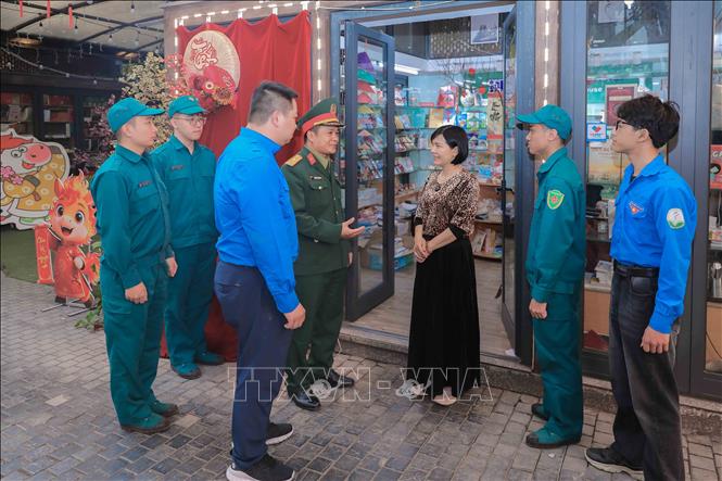 Ban Chỉ huy Quân sự phường Cửa Nam tăng cường tuyên truyền, vận động các hộ dân nâng cao ý thức chấp hành quy định, góp phần bảo đảm an ninh, an toàn phục vụ ngày bầu cử. Ảnh: Phan Phương – TTXVN