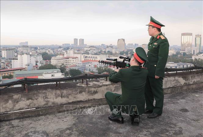 Tại các vị trí cao như nóc nhà, thuận lợi cho quan sát, các chiến sĩ thực hành sử dụng súng CAV-14 chế áp phương tiện bay không người lái, kịp thời phát hiện mục tiêu, bảo đảm an toàn tuyệt đối khu vực bầu cử. Ảnh: Phan Phương – TTXVN