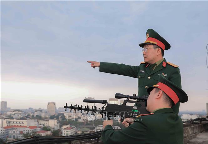 Các chiến sĩ thực hành sử dụng súng CAV-14 chế áp phương tiện bay không người lái, bảo đảm an toàn tuyệt đối tại khu vực bầu cử. Ảnh: Phan Phương – TTXVN