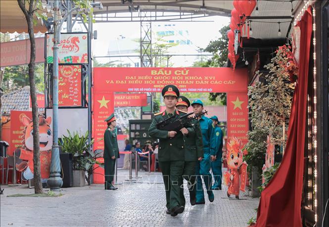 Ban Chỉ huy Quân sự phường Cửa Nam triển khai lực lượng chế áp phương tiện bay không người lái tại các vị trí cao, nhằm kịp thời phát hiện, xử lý tình huống, bảo đảm an toàn tuyệt đối khu vực bầu cử. Ảnh: Phan Phương – TTXVN