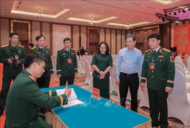 Ông Nguyễn Quốc Hoàn, Chủ tịch UBND phường, Phó Chủ tịch Ủy ban Bầu cử phường Cửa Nam cùng Thiếu tướng Nguyễn Duy Minh, Phó Cục trưởng Cục Đối ngoại (Bộ Quốc phòng), Tổ trưởng Tổ bầu cử số 14 trực tiếp kiểm tra công tác chuẩn bị bầu cử. Ảnh: Phan Phương – TTXVN