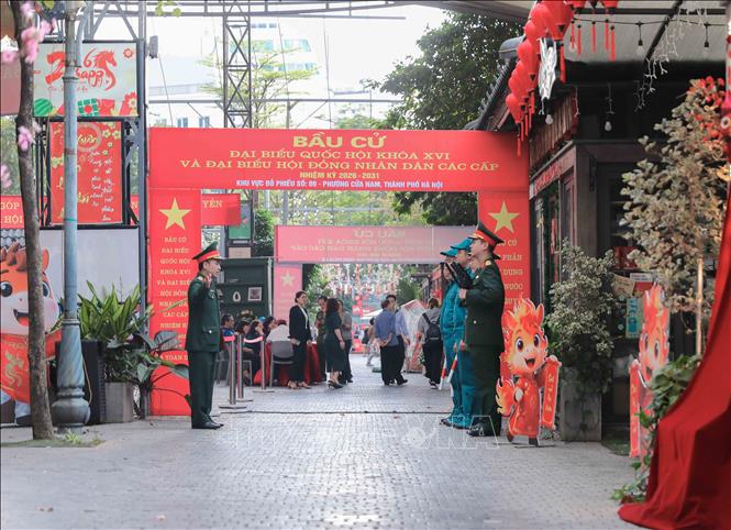 Ban Chỉ huy Quân sự phường Cửa Nam triển khai lực lượng chế áp phương tiện bay không người lái tại các vị trí cao, nhằm kịp thời phát hiện, xử lý tình huống, bảo đảm an toàn tuyệt đối khu vực bầu cử. Ảnh: Phan Phương – TTXVN