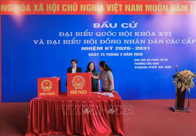Lãnh đạo phường Cửa Nam kiểm tra công tác chuẩn bị tại các đơn vị bỏ phiếu trên địa bàn, bảo đảm sẵn sàng cho ngày bầu cử. Ảnh: Phan Phương – TTXVN