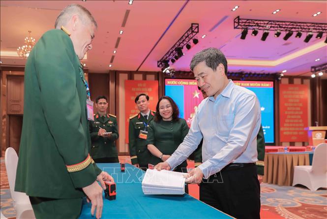 Ông Nguyễn Quốc Hoàn, Chủ tịch UBND phường, Phó Chủ tịch Ủy ban Bầu cử phường Cửa Nam trực tiếp kiểm tra công tác chuẩn bị tại các điểm bầu cử trên địa bàn, bảo đảm các điều kiện phục vụ ngày bầu cử. Ảnh: Phan Phương – TTXVN