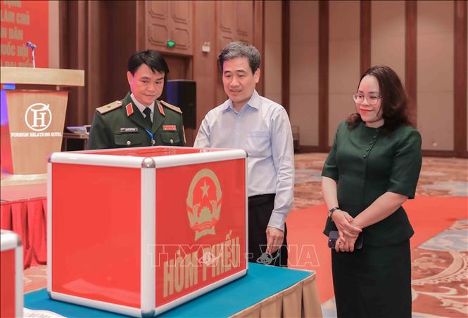 Ông Nguyễn Quốc Hoàn, Chủ tịch UBND phường, Phó Chủ tịch Ủy ban Bầu cử phường Cửa Nam cùng Thiếu tướng Nguyễn Duy Minh, Phó Cục trưởng Cục Đối ngoại (Bộ Quốc phòng), Tổ trưởng Tổ bầu cử số 14 trực tiếp kiểm tra công tác chuẩn bị bầu cử. Ảnh: Phan Phương – TTXVN