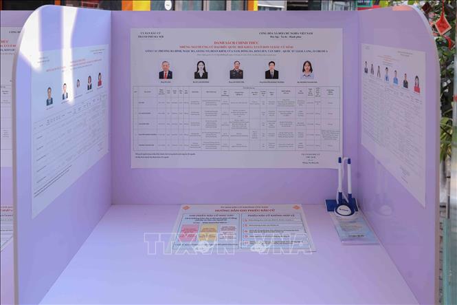 Khu vực cabin bầu cử đã được lắp đặt và trang bị đầy đủ để phục vụ cử tri phường Cửa Nam (Hà Nội). Ảnh: Phan Phương – TTXVN