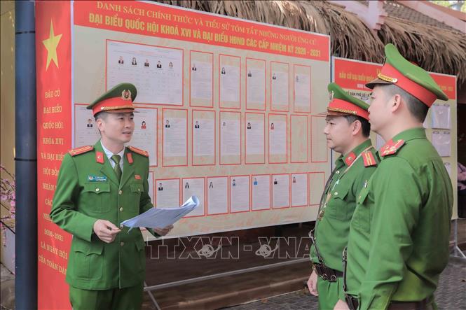 Ông Lê Văn Thinh, Phó Trưởng Công an phường Cửa Nam (TP Hà Nội) cho biết, lực lượng công an bố trí từ sớm, phối hợp các đơn vị rà soát toàn bộ hệ thống thiết bị, tăng cường kiểm tra, quản lý địa bàn, kịp thời phát hiện, ngăn ngừa các nguy cơ mất an ninh. Ảnh: Phan Phương – TTXVN