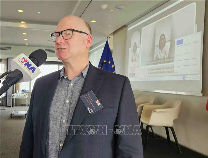 Ông Jacco van der Maas, chủ trang trại Van der Maas tại Hà Lan trả lời phỏng vấn TTXVN tại  Brussels (Bỉ). Ảnh: Duy Tùng - PV TTXVN tại Bỉ