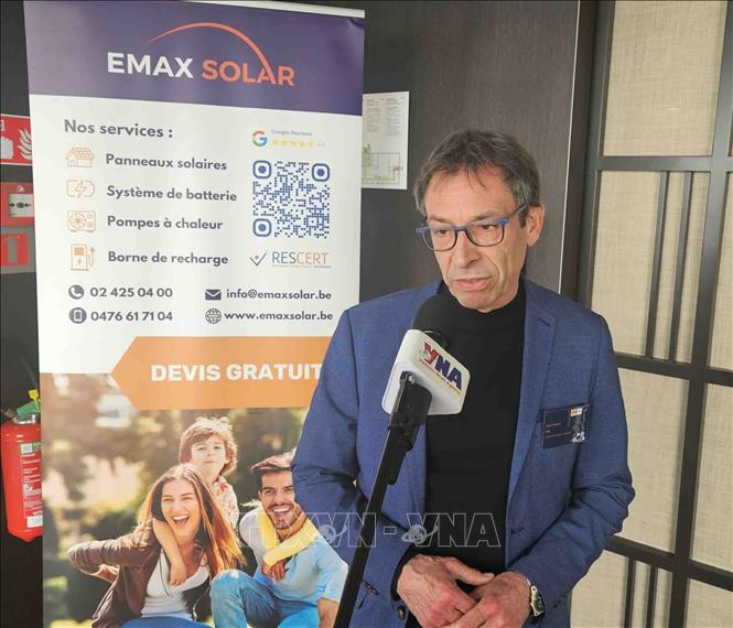 Giáo sư Geert Angenon, Đại học Vrije Universiteit Brussel (VUB) trả lời phỏng vấn TTXVN tại  Brussels (Bỉ). Ảnh : Duy Tùng - PV TTXVN tại Bỉ