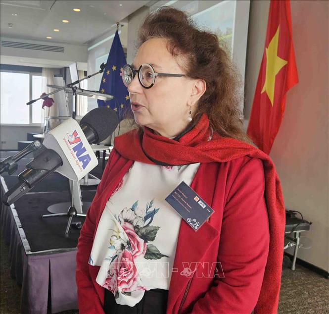 Giáo sư Sarah Baatout, Phó Viện trưởng Viện Ứng dụng Y học Hạt nhân của Bỉ (SKC CEN) trả lời phỏng vấn TTXVN tại  Brussels (Bỉ). Ảnh : Duy Tùng - PV TTXVN tại Bỉ
