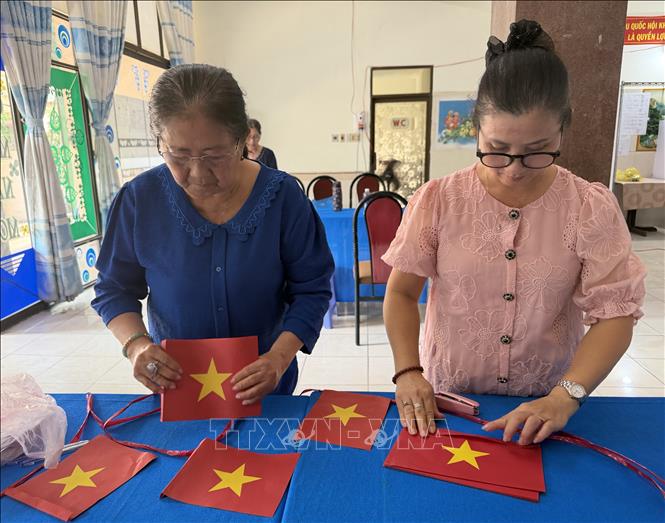 Cán bộ phường Ninh Kiều, thành phố Cần Thơ tất bật trong vệc trang trí địa điểm bỏ phiếu theo đúng quy định. Ảnh: Nguyễn Văn Việt – TTXVN
