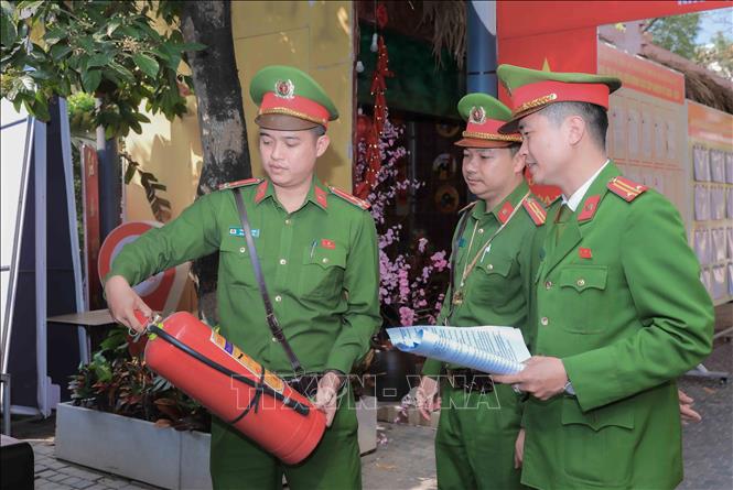 Ông Lê Văn Thinh (ngoài cùng, bên phải), Phó Trưởng Công an phường Cửa Nam (TP Hà Nội) trực tiếp chỉ đạo các đơn vị rà soát toàn bộ hệ thống thiết bị, tăng cường kiểm tra, quản lý địa bàn, kịp thời phát hiện, ngăn ngừa các nguy cơ mất an ninh. Ảnh: Phan Phương – TTXVN