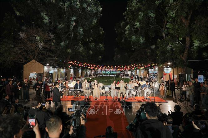 Khách mời trải nghiệm không gian âm nhạc ngoài trời cùng giàn nhạc. Ảnh: Phạm Tuấn Anh - TTXVN