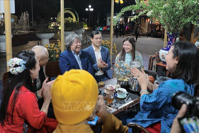 Giáo sư Lê Văn Lan tham quan gian hàng tại hội chợ. Ảnh: Phạm Tuấn Anh - TTXVN