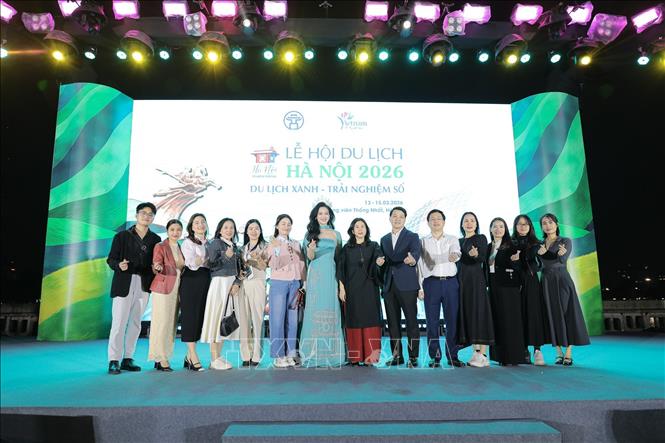 Hoa hậu Du lịch Việt Nam 2026 chụp ảnh lưu niệm cùng khách mời tham gia sự kiện. Ảnh: Phạm Tuấn Anh - TTXVN