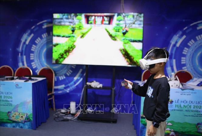 Trẻ nhỏ hào hứng tham gia hoạt động tương tác công nghệ tại khu trải nghiệm thực tế ảo. Ảnh: Phương Anh/TTXVN phát