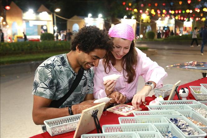 Du khách trải nghiệm văn hóa thưởng trà truyền thống trong không gian thanh tịnh được bài trí đậm chất nghệ thuật tại lễ hội. Ảnh: Quỳnh Anh/TTXVN phát