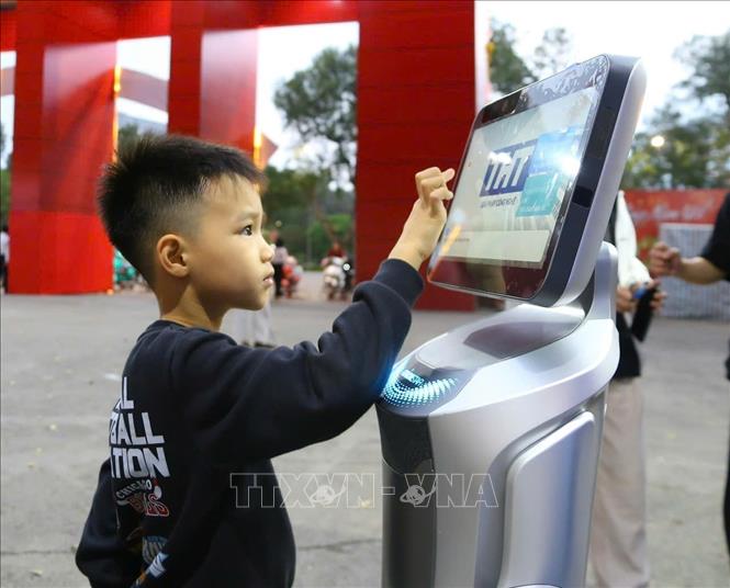 Trẻ nhỏ hào hứng tham gia hoạt động tương tác công nghệ tại khu trải nghiệm thực tế ảo. Ảnh: Lan Anh/TTXVN phát