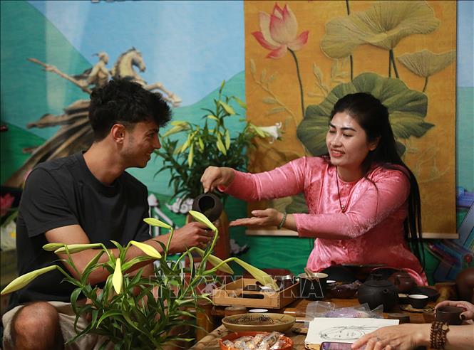 Du khách trải nghiệm văn hóa thưởng trà truyền thống trong không gian thanh tịnh được bài trí đậm chất nghệ thuật tại lễ hội. Ảnh: Quỳnh Anh/TTXVN phát