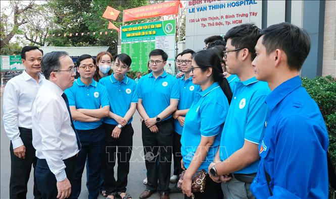 Lãnh đạo Bệnh viện Thống Nhất động viên, dặn dò đội ngũ y, bác sĩ trước khi lên đường đến với Trường Sa. Ảnh: Đinh Hằng - TTXVN