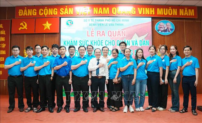 Các y, bác sĩ trẻ TP Hồ Chí Minh với tinh thần xung kích tình nguyện đến Trường Sa khám bệnh cho cán bộ, chiến sĩ và nhân dân. Ảnh: Đinh Hằng - TTXVN