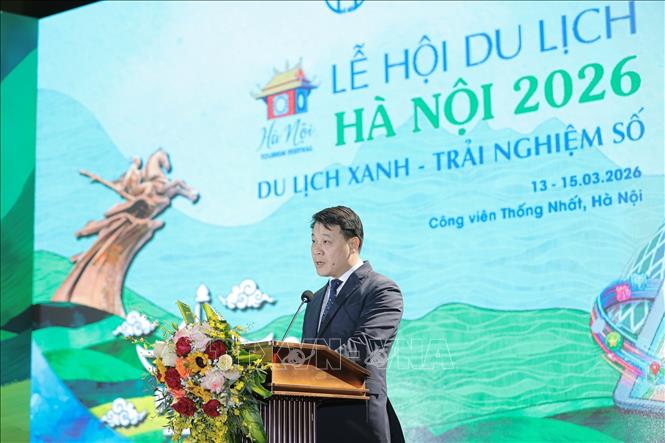 Ông Nguyễn Trần Quang, Phó giám đốc Sở Du lịch Hà Nội phát biểu khai mạc Lễ hội Du lịch Hà Nội 2026. Ảnh: Phạm Tuấn Anh - TTXVN